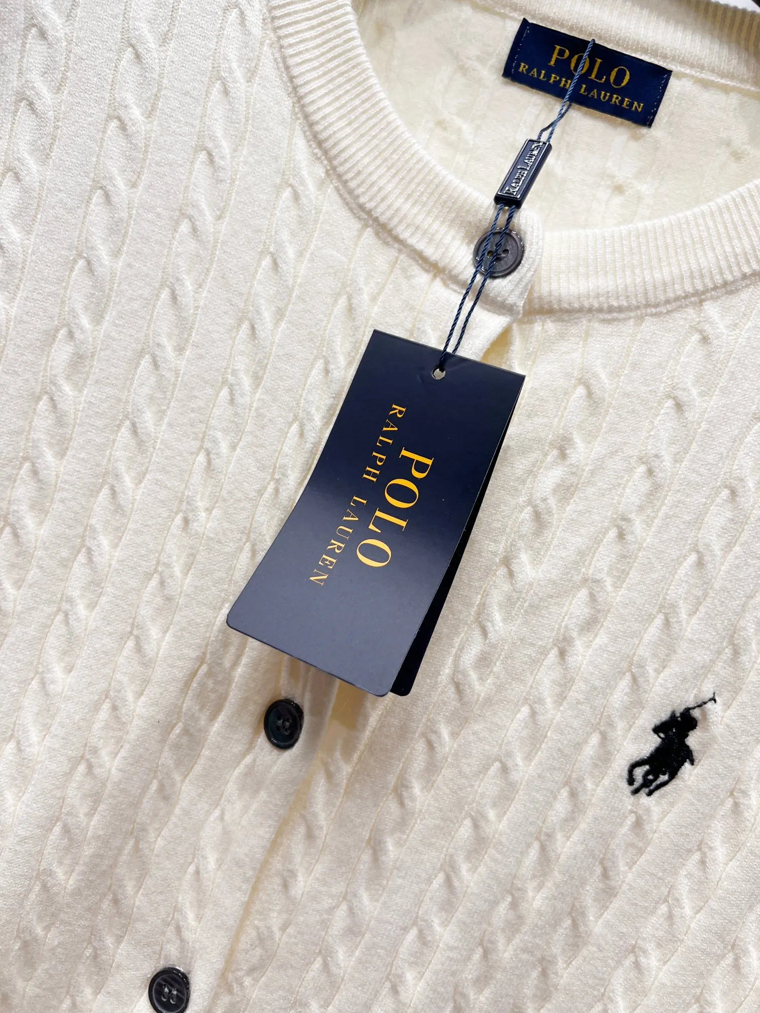 P180 Style number: (Q055) Ralph Lauren classic round neck solid color pony embroidered logo knitted cardigan long sleeves Ralph Lauren classic basic versatile twist knitted cardigan long sleeves Main supply platform live broadcast Wholesale entities Replenish when out of stock Not removed from the shelves Quality 1:1 version Complete three labels Correct version of pony logo Imported quality cotton yarn Focus on high-end Cost-effective Good quality Needless to say Zhao Lusi's same style is really amazing. It's so sweet. I'm so pretty. This cardigan is really good-looking. The upper body is simple and easy to wear. It's a must-have for goddess ootd. Good-looking clothes are never picky. A must-have in the wardrobe of goddesses. Size: S-XL. Color: black, apricot, gray, navy blue, red, white.
